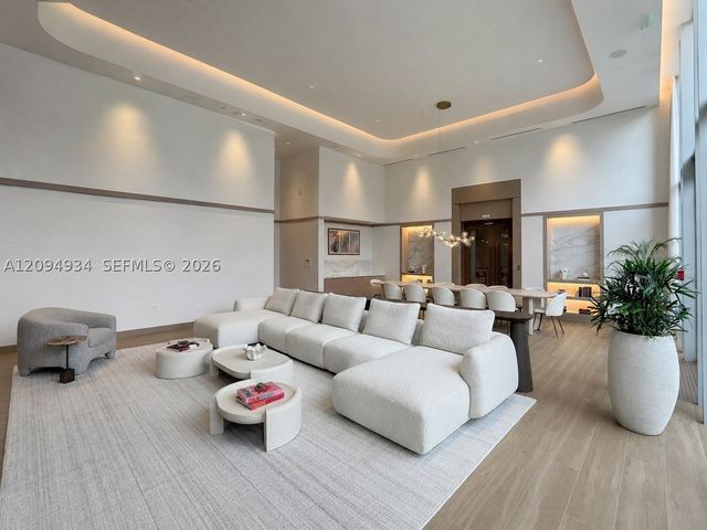 2411 Laguna Cir 2408, Miami, FL 33181
