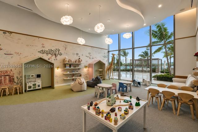 2411 Laguna Cir 2408, Miami, FL 33181