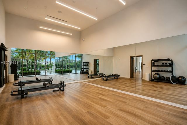 2411 Laguna Cir 2408, Miami, FL 33181