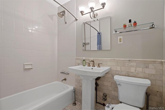 12 Westchester Avenue 5A, White Plains, NY 10601
