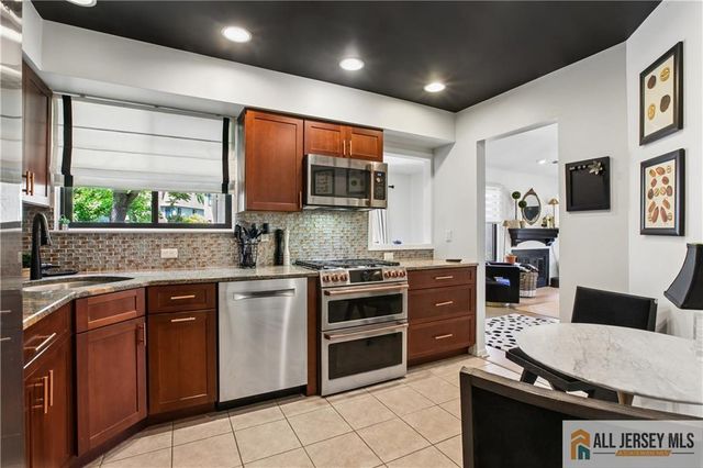 2 Park Gate Drive 1002, Edison, NJ 08820