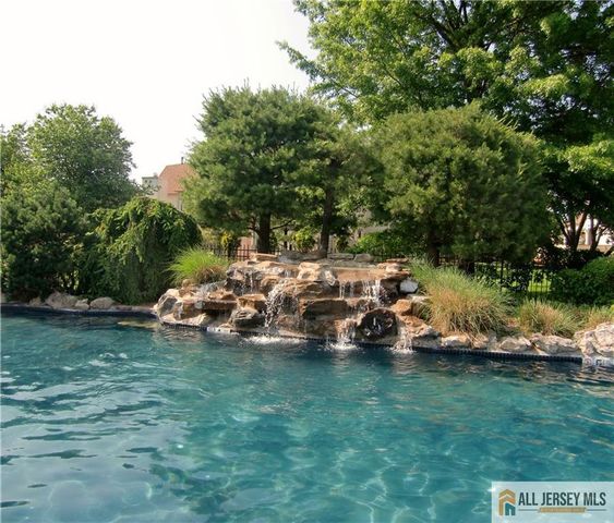 2 Park Gate Drive 1002, Edison, NJ 08820