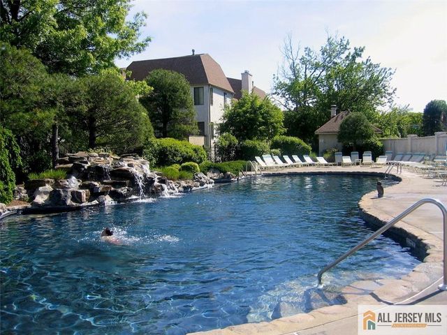 2 Park Gate Drive 1002, Edison, NJ 08820