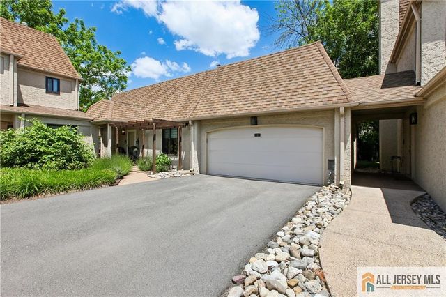 2 Park Gate Drive 1002, Edison, NJ 08820