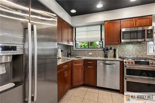 2 Park Gate Drive 1002, Edison, NJ 08820