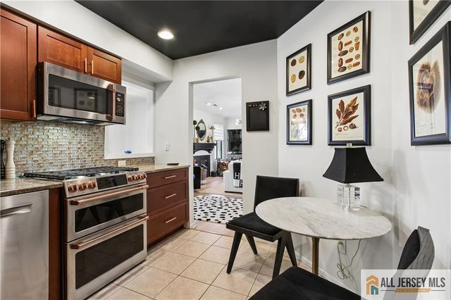 2 Park Gate Drive 1002, Edison, NJ 08820