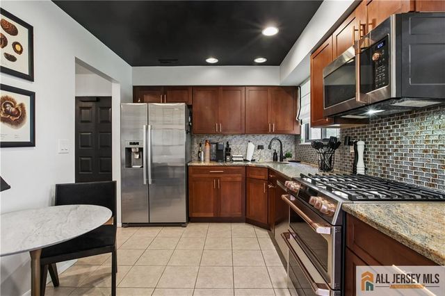 2 Park Gate Drive 1002, Edison, NJ 08820