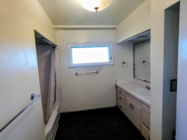 1517 W Kaweah Avenue, Visalia, CA 93277