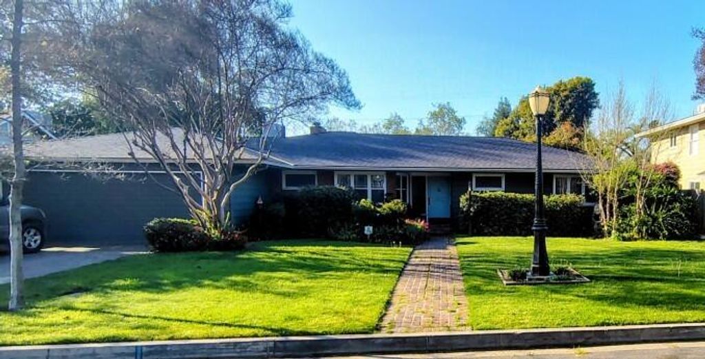1517 W Kaweah Avenue, Visalia, CA 93277