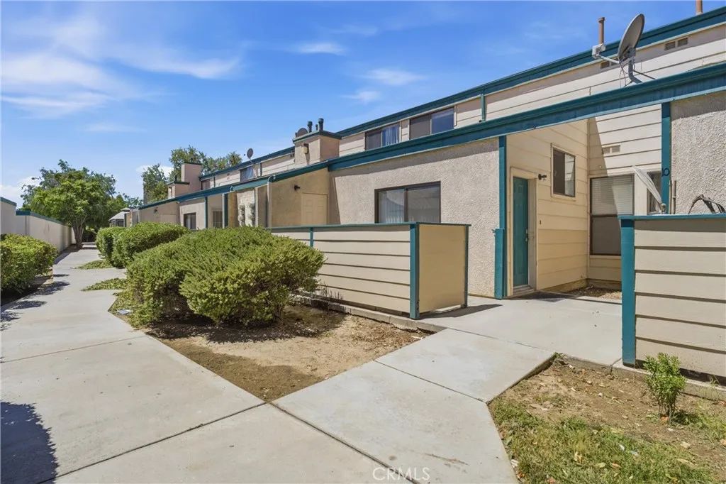 44550 15th Street East 8, Lancaster, CA 93535