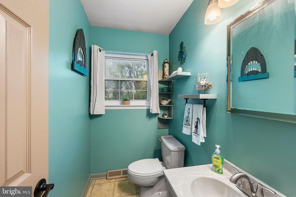 Image 10 of property listing at 2620 TULIP AVE, Halethorpe, MD 21227
