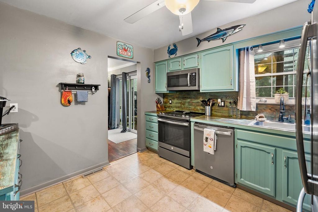 Image 9 of property listing at 2620 TULIP AVE, Halethorpe, MD 21227