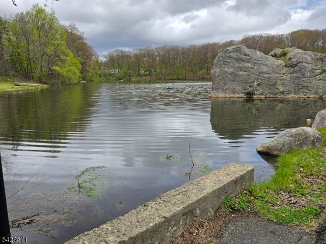 3 Perrelli Ln, Jefferson Twp., NJ 07438