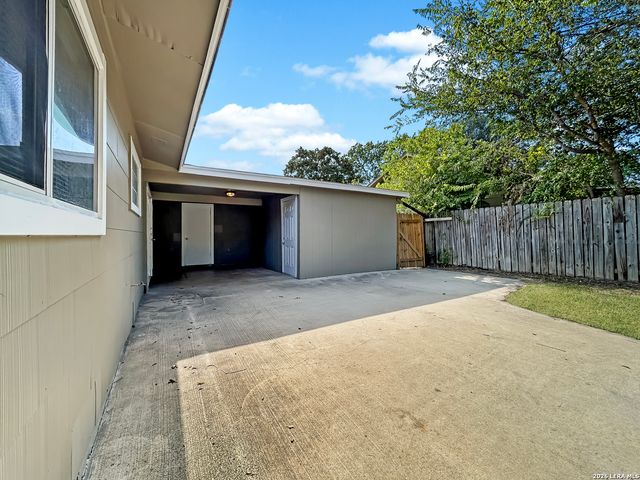 206 LOST FOREST ST, Live Oak, TX 78233