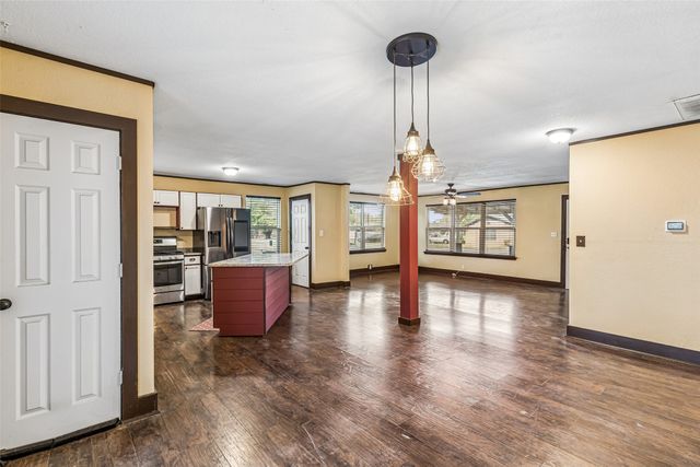 416 S Harrison Street, Pilot Point, TX 76258