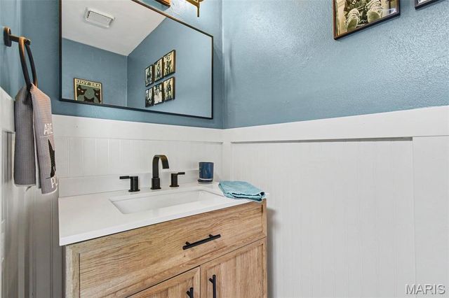 220 Lake Stratford Drive, Fairview Heights, IL 62208