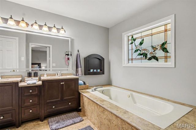 220 Lake Stratford Drive, Fairview Heights, IL 62208