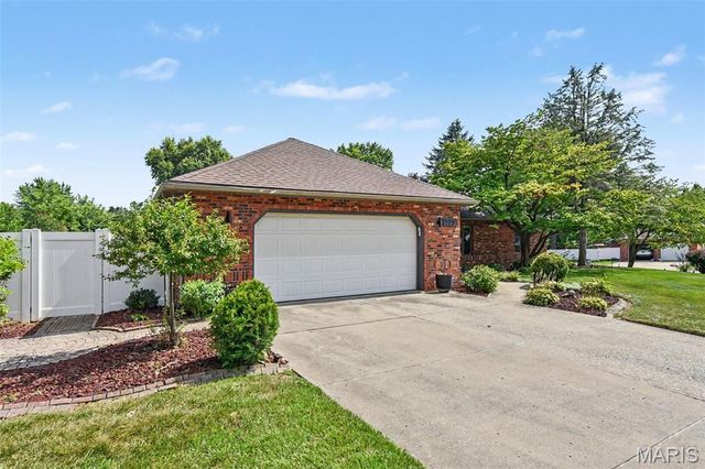 220 Lake Stratford Drive, Fairview Heights, IL 62208