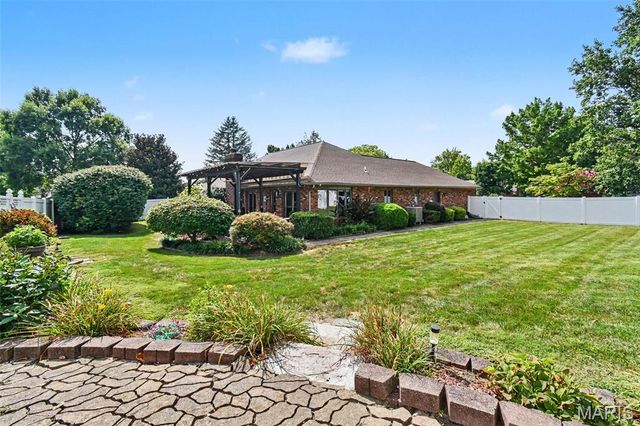220 Lake Stratford Drive, Fairview Heights, IL 62208