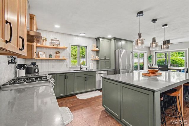 220 Lake Stratford Drive, Fairview Heights, IL 62208