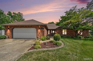 220 Lake Stratford Drive, Fairview Heights, IL 62208