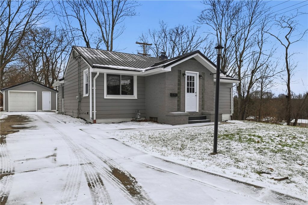 327 Maple Dr, Neshannock Twp, PA 16105