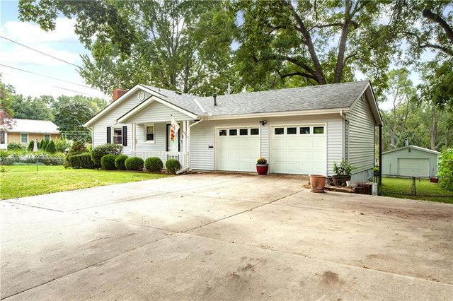 7915 W 77th Street, Overland Park, KS 66204