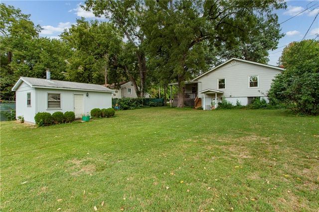 7915 W 77th Street, Overland Park, KS 66204