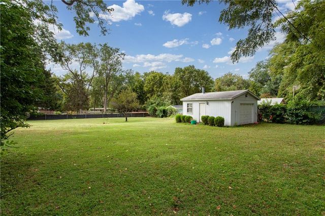 7915 W 77th Street, Overland Park, KS 66204