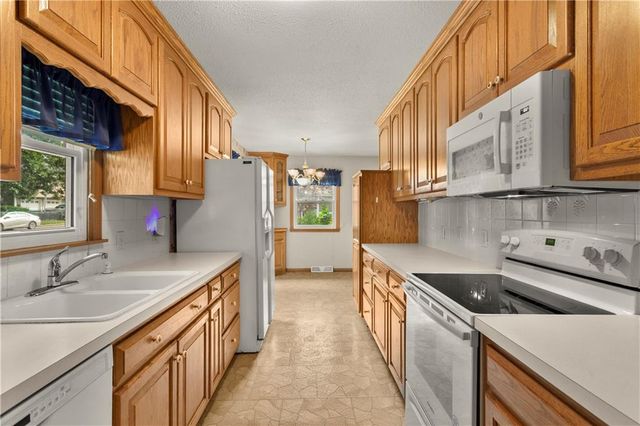 7915 W 77th Street, Overland Park, KS 66204