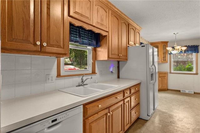 7915 W 77th Street, Overland Park, KS 66204