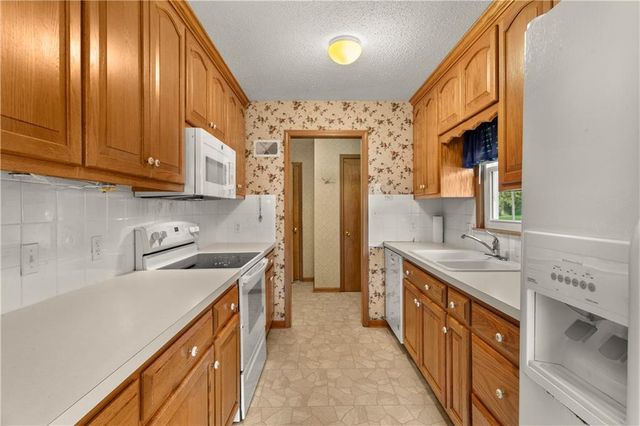 7915 W 77th Street, Overland Park, KS 66204