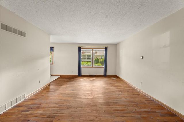 7915 W 77th Street, Overland Park, KS 66204