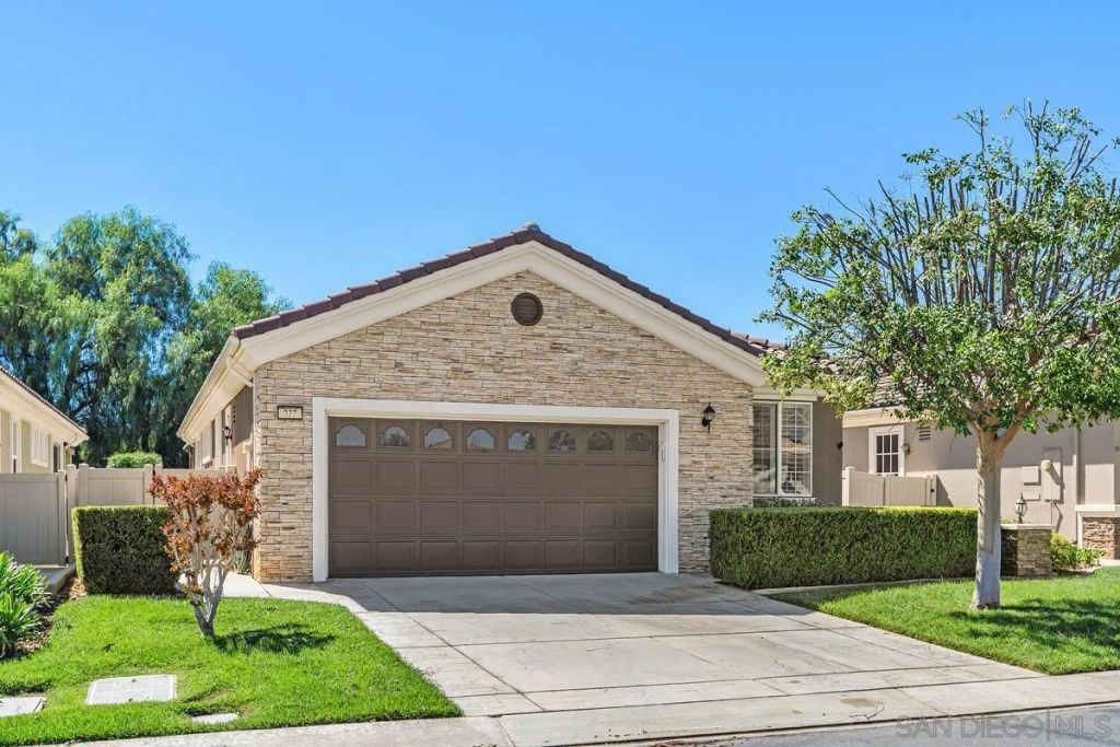 977 Blackhawk Dr, Beaumont, CA 92223