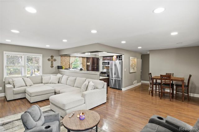 2124 Welch Road, Commerce Twp, MI 48390