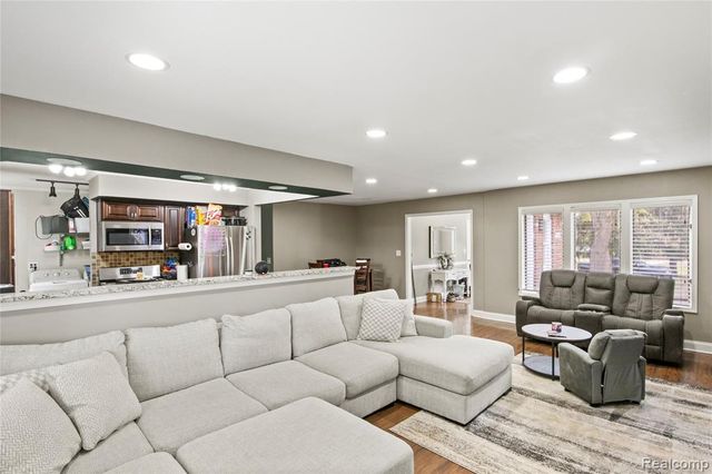 2124 Welch Road, Commerce Twp, MI 48390