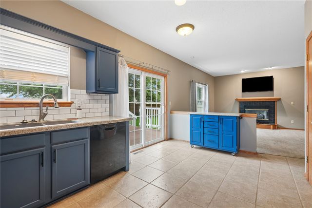 235 N 18th Ave, Hiawatha, IA 52233