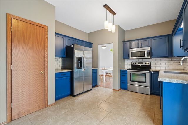 235 N 18th Ave, Hiawatha, IA 52233