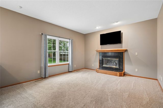 235 N 18th Ave, Hiawatha, IA 52233
