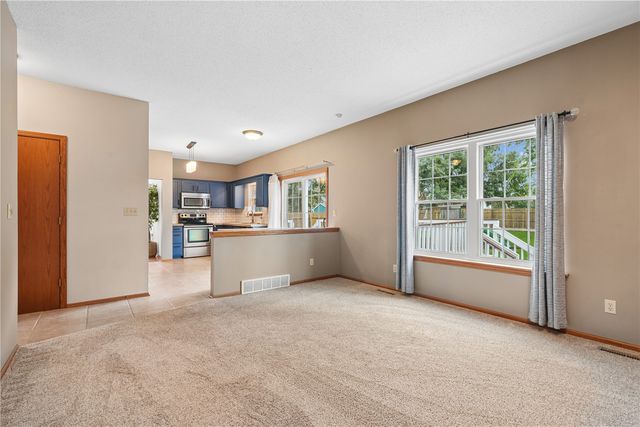 235 N 18th Ave, Hiawatha, IA 52233