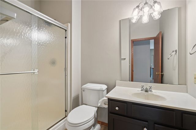 235 N 18th Ave, Hiawatha, IA 52233
