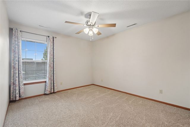 235 N 18th Ave, Hiawatha, IA 52233