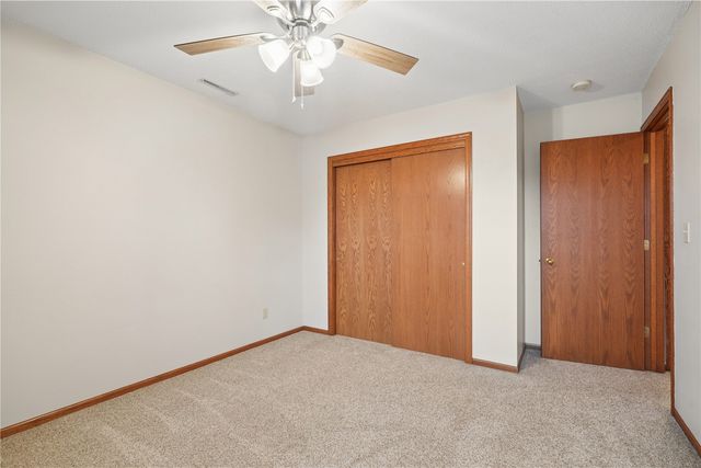 235 N 18th Ave, Hiawatha, IA 52233