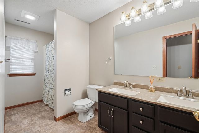 235 N 18th Ave, Hiawatha, IA 52233