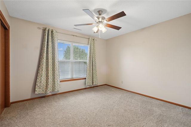 235 N 18th Ave, Hiawatha, IA 52233