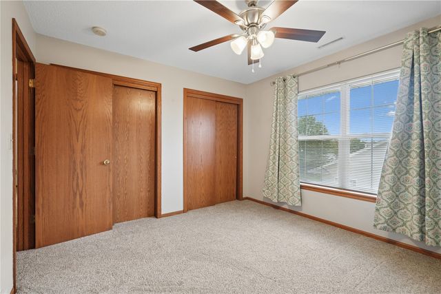 235 N 18th Ave, Hiawatha, IA 52233