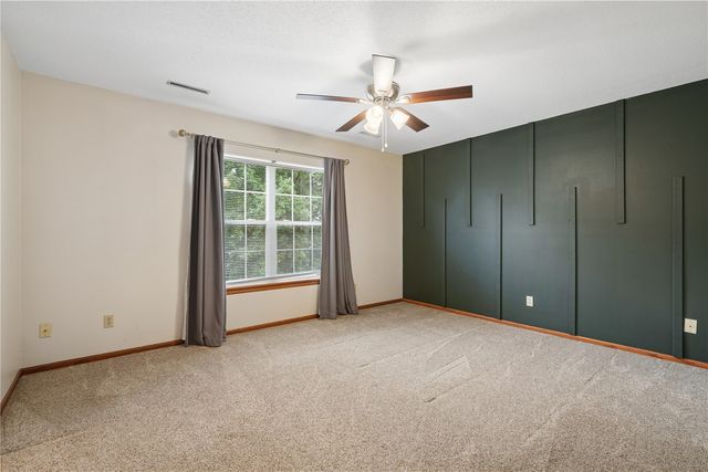 235 N 18th Ave, Hiawatha, IA 52233