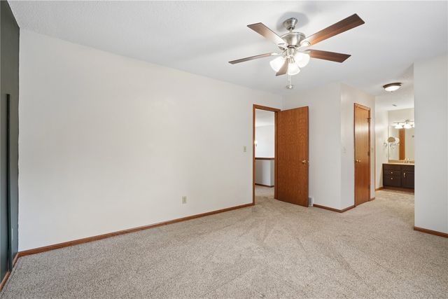 235 N 18th Ave, Hiawatha, IA 52233