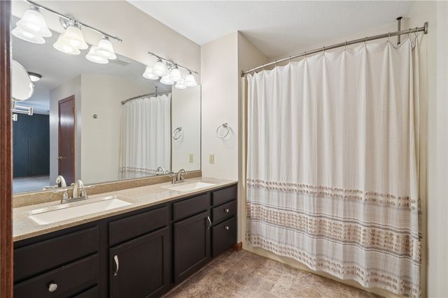 235 N 18th Ave, Hiawatha, IA 52233