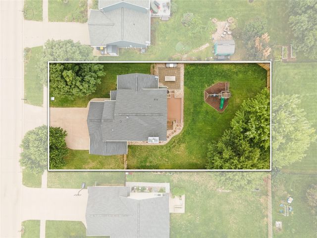 235 N 18th Ave, Hiawatha, IA 52233